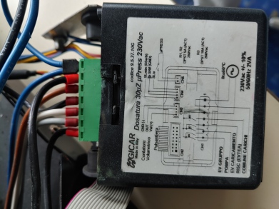 Defekte Elektronik der ECM Elektronika Detailaufnahme