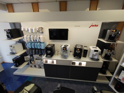 Ausstellung der Jura Kaffeevollautomaten bei Caffista im Ladengeschäft