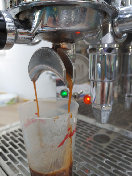 Crema des Espresso nach erfolgreicher Reparatur